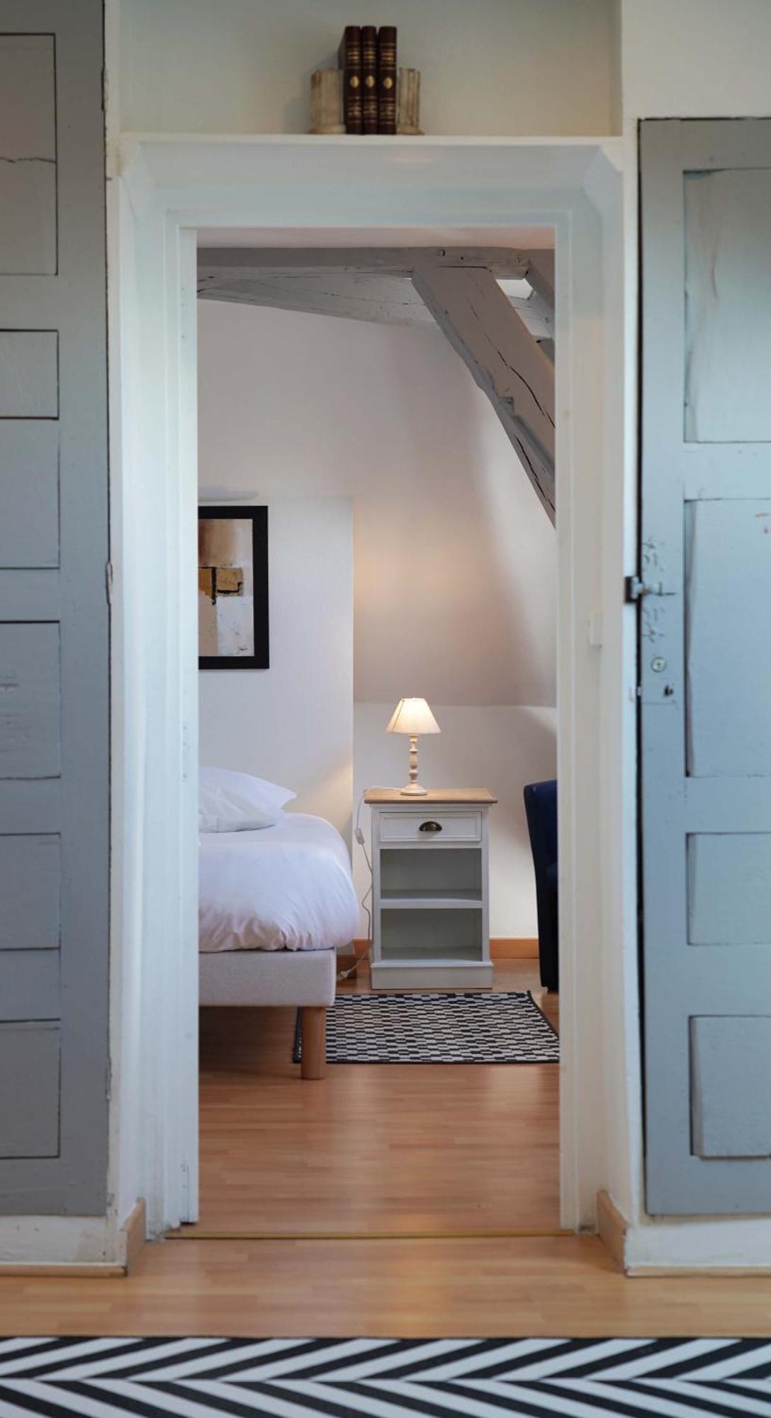 Logis Cathedrale Notre Dame Apartment
